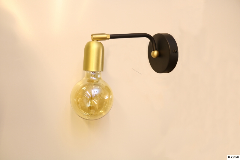 מנורת קיר מפליז בשילוב זהב ושחור, המנורה עוצבה על ידי המעצב יעקב ארז מבית רנאור עיצובי תאורה עבודת יד כחול לבן. ניתן לקבל את המנורה בכל צבע לפי דרישה.