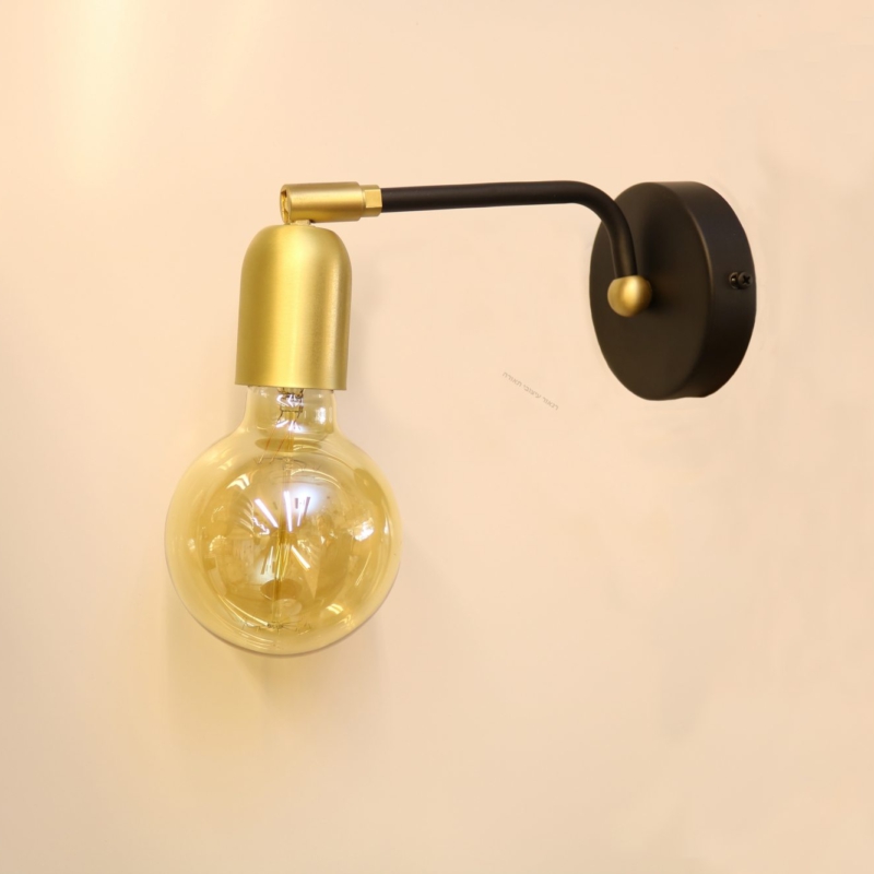 מנורת קיר מפליז בשילוב זהב ושחור, המנורה עוצבה על ידי המעצב יעקב ארז מבית רנאור עיצובי תאורה עבודת יד כחול לבן. ניתן לקבל את המנורה בכל צבע לפי דרישה.
